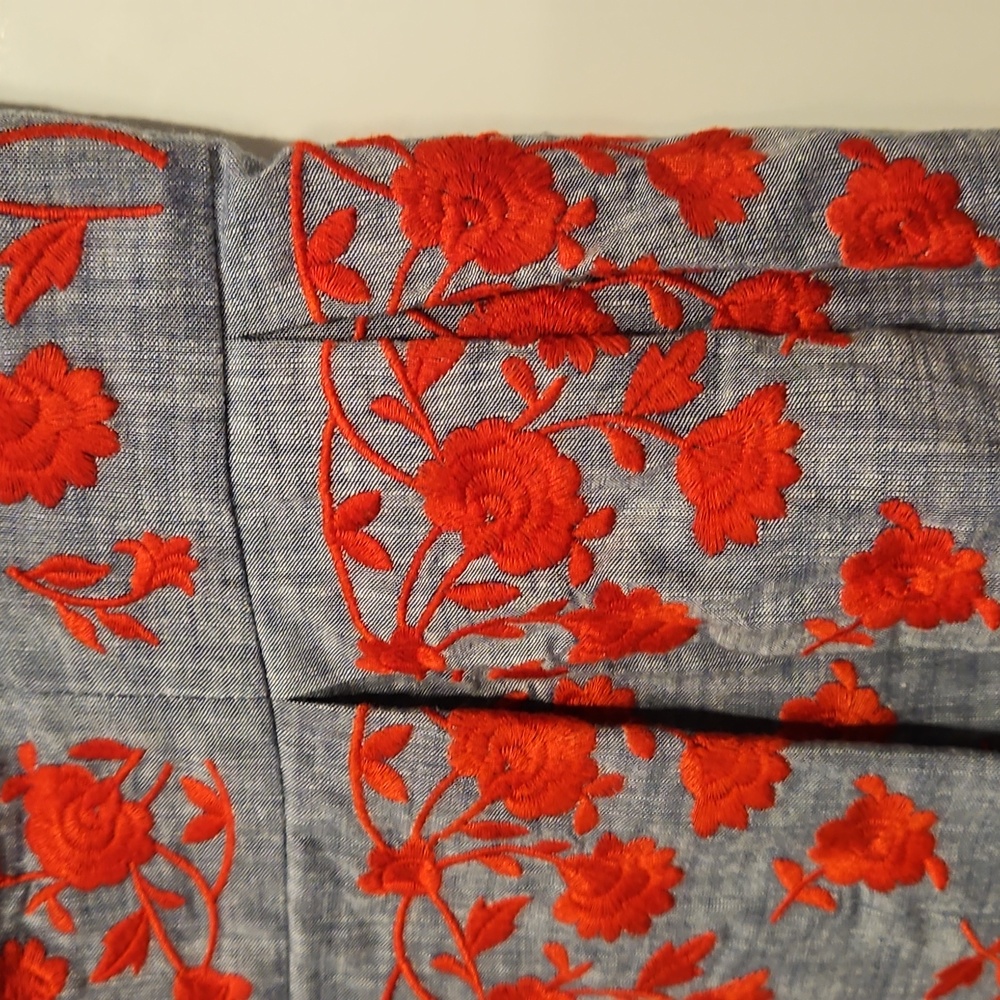 Maggy London Chambray Fit And Flare Dress Red Embroidered Flowers Sz.8 TV Dress - Picture 5 of 11